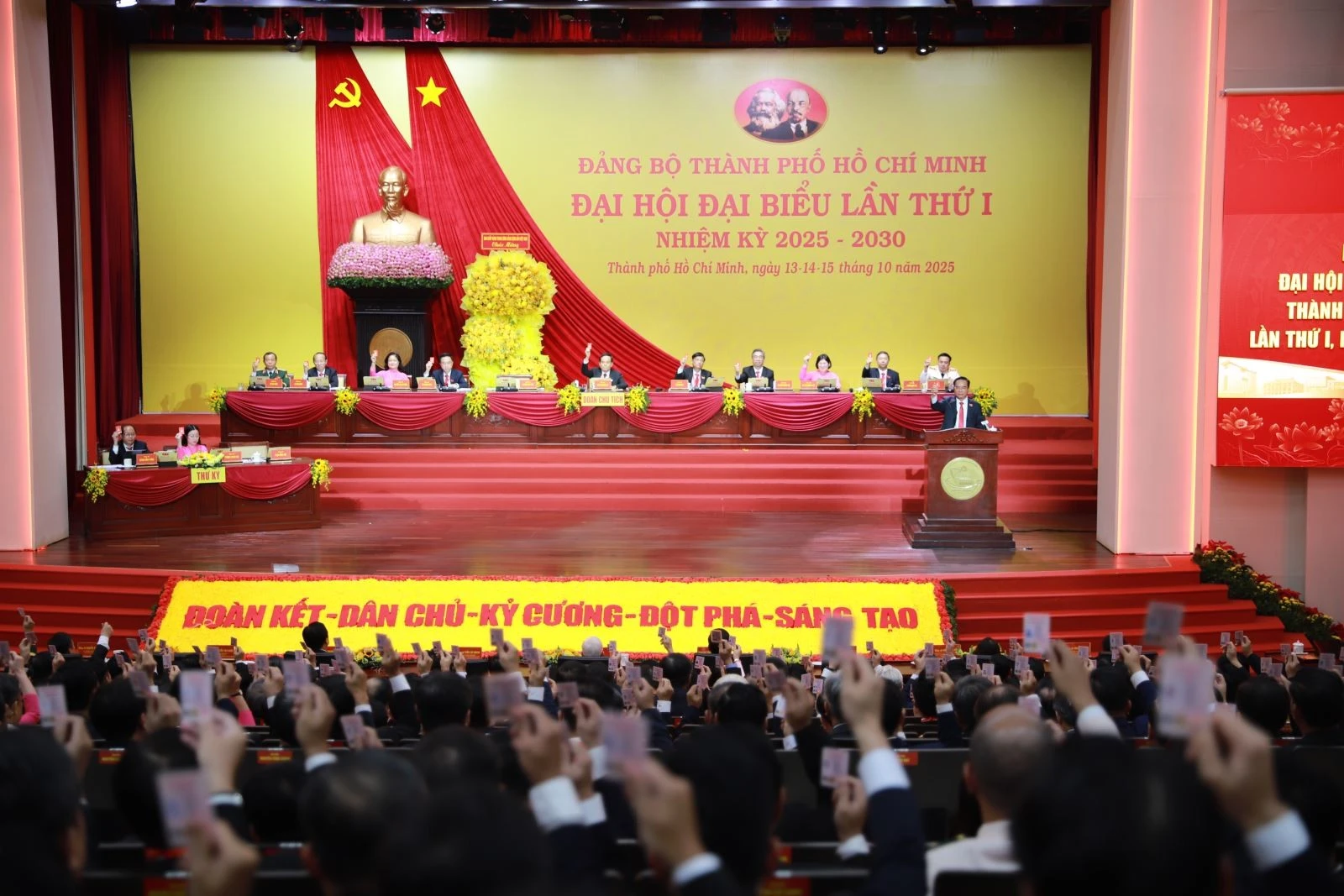 与会代表表决通过越共胡志明市第一次代表大会决议。图自越通社