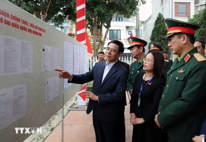 越共中央政治局委员、国防部长潘文江大将检查太原省潘廷逢坊选举筹备工作。图自越通社