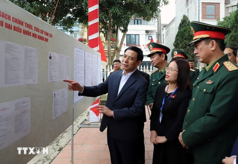 越共中央政治局委员、国防部长潘文江大将检查太原省潘廷逢坊选举筹备工作。图自越通社