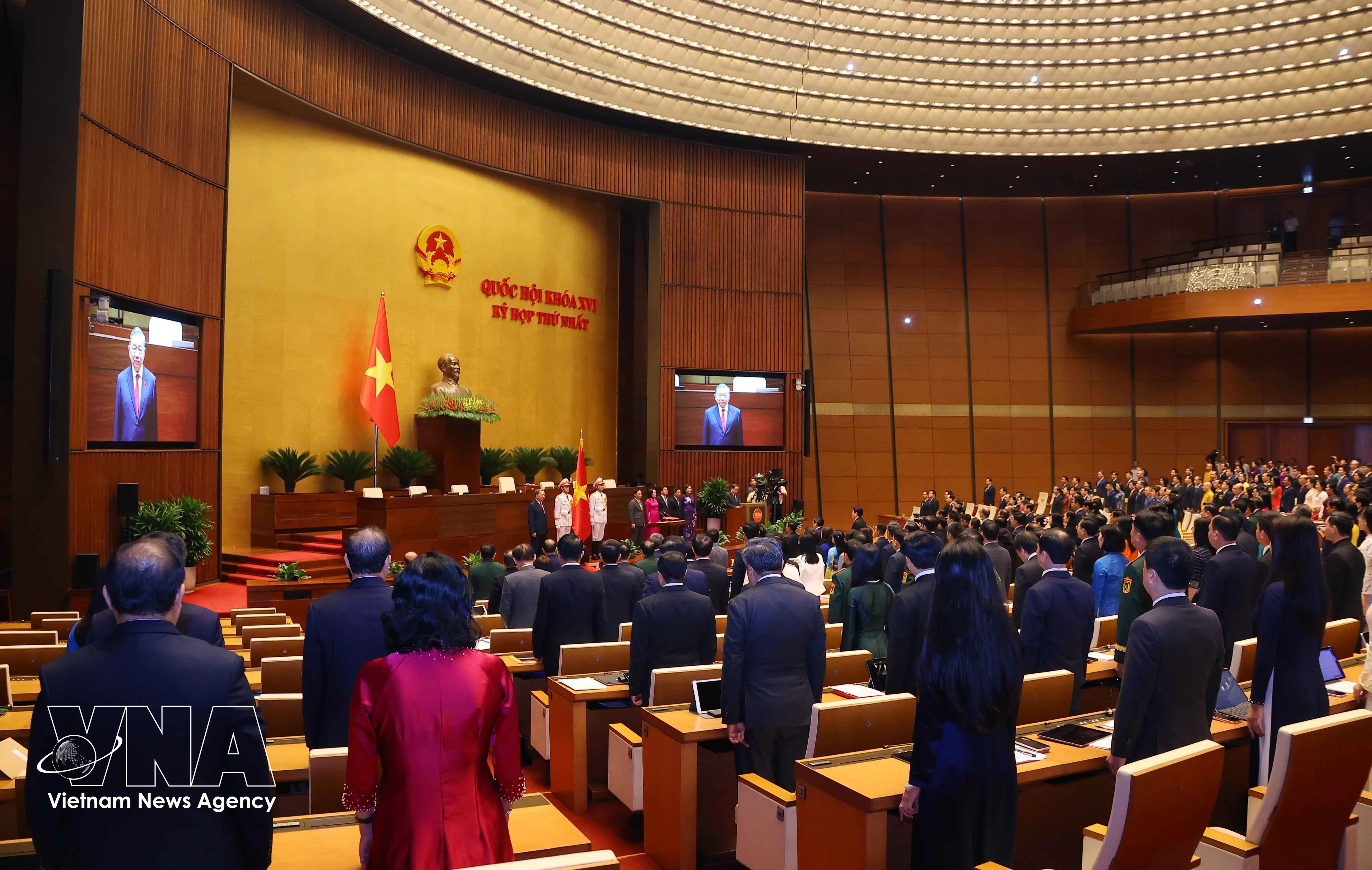 越南第十六届国会第一次会议选举产生新一届领导班子。图自越通社