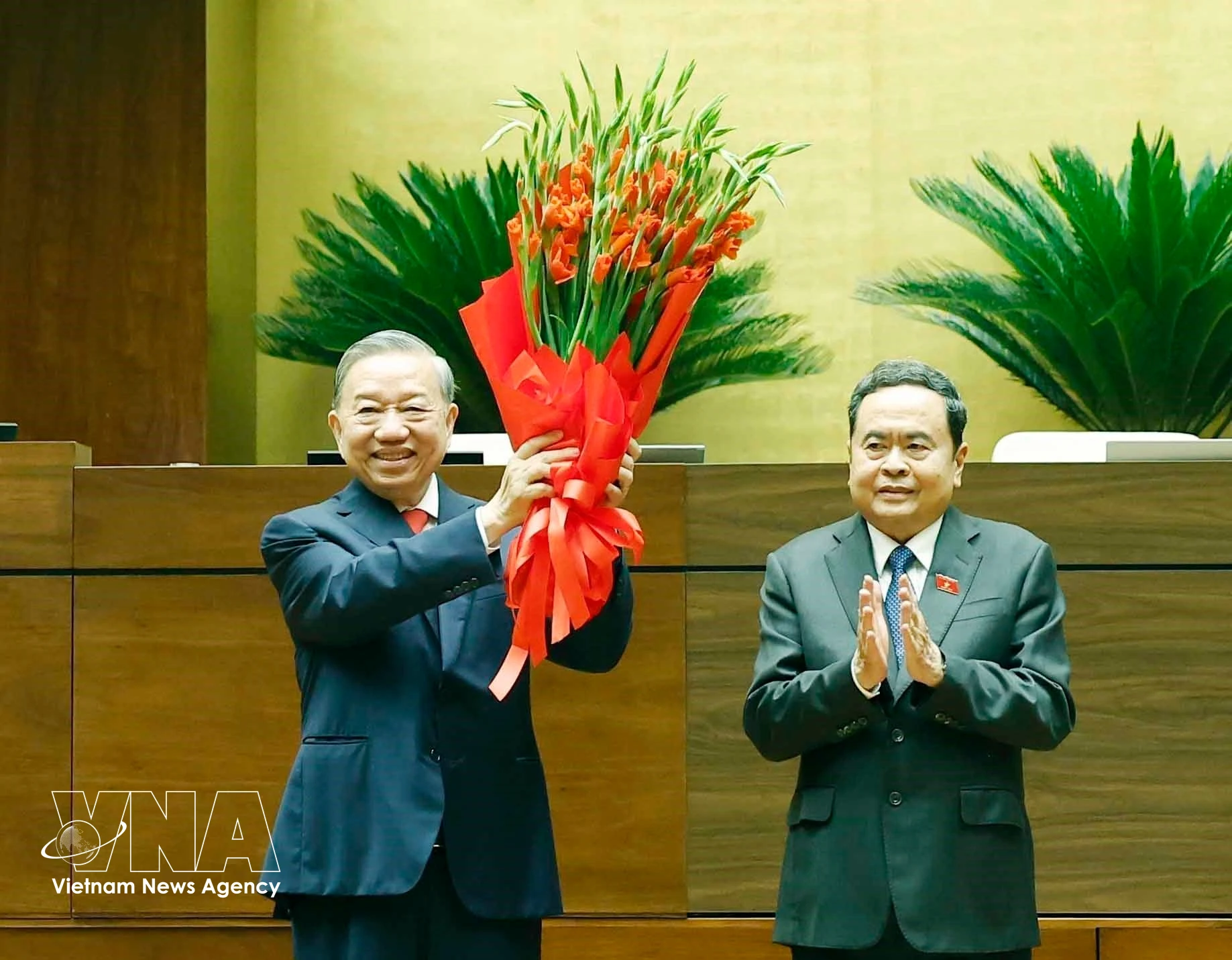 越南国会主席陈青敏向国家主席苏林送花祝贺。图自越通社