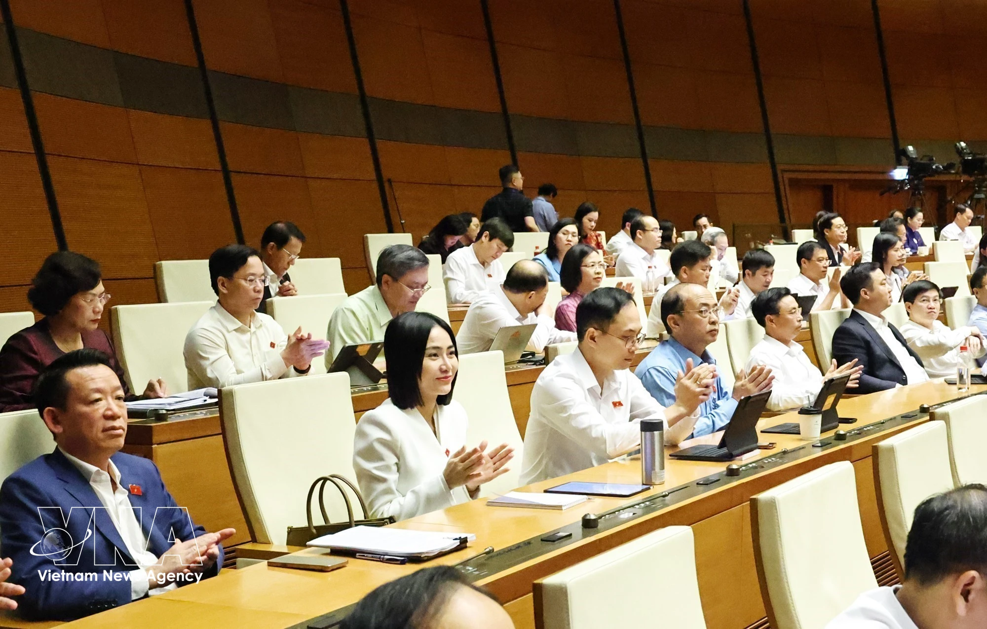 第十六届国会第一次会议通过具有特殊机制政策的《首都法》。图自越通社