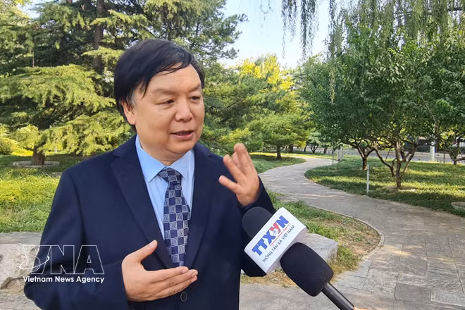 北京外国语大学东南亚研究中心主任米良教授在越南国会主席陈青敏访华前夕接受越通社驻京记者的采访。图自越通社
