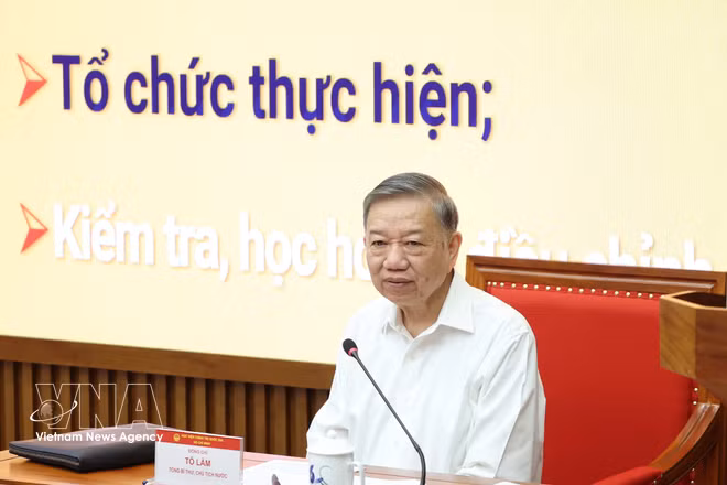 越共中央总书记、国家主席苏林讲授课程专题《新纪元的百年愿景战略领导—突破性思维—发展赋能—执行治理》。图自越通社