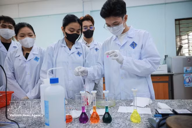 附图：芹苴大学学生。图自越通社