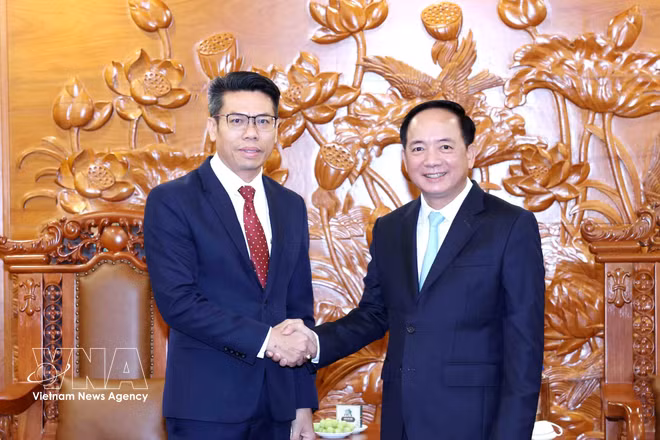 越共中央政治局委员、中央书记处书记、中央宣教部部长郑文决会见老挝人革党中央宣传部副部长萨科恩·蓬马拉（Sakhone Phommalath）。图自越通社