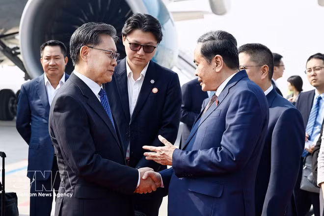 中方代表在咸阳国际机场为越南国会主席陈青敏送行。图自越通社