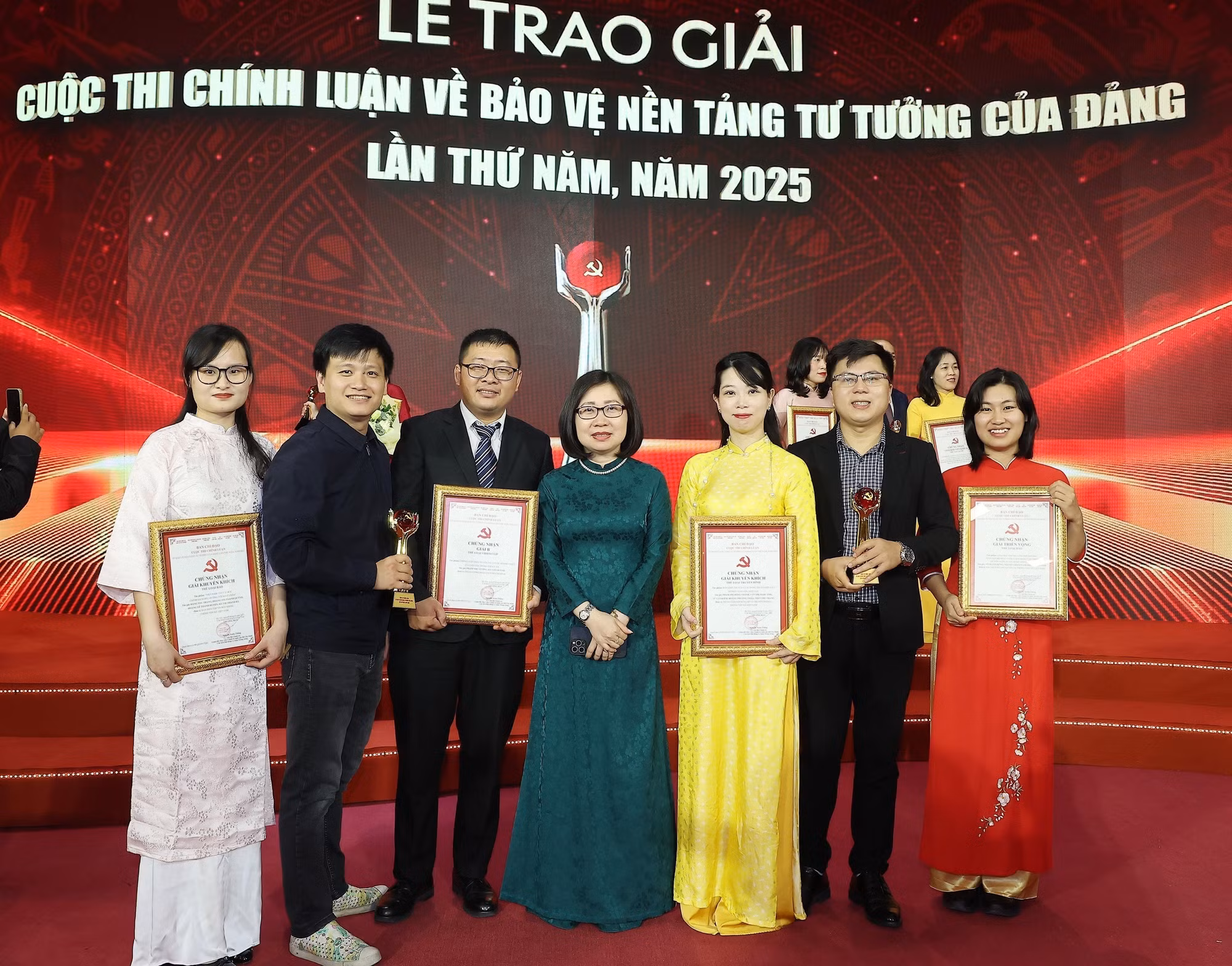 vna-potal-le-trao-giai-cuoc-thi-chinh-luan-ve-bao-ve-nen-tang-tu-tuong-cua-dang-lan-thu-nam-8355814.jpg