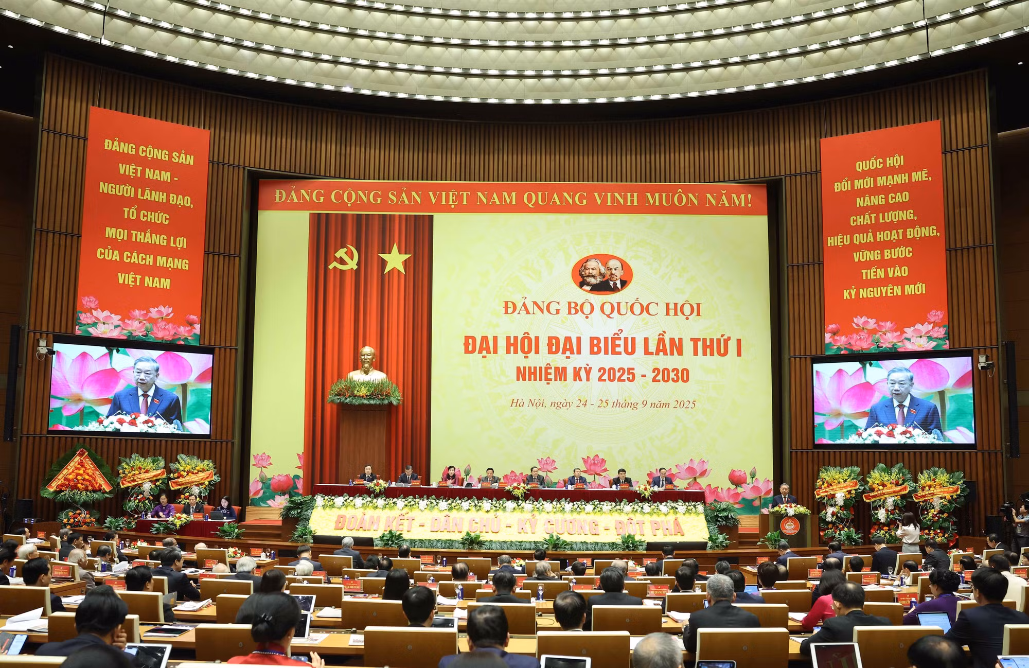 vna-potal-tong-bi-thu-du-dai-hoi-dai-bieu-dang-bo-quoc-hoi-lan-thu-nhat-8295693.jpg