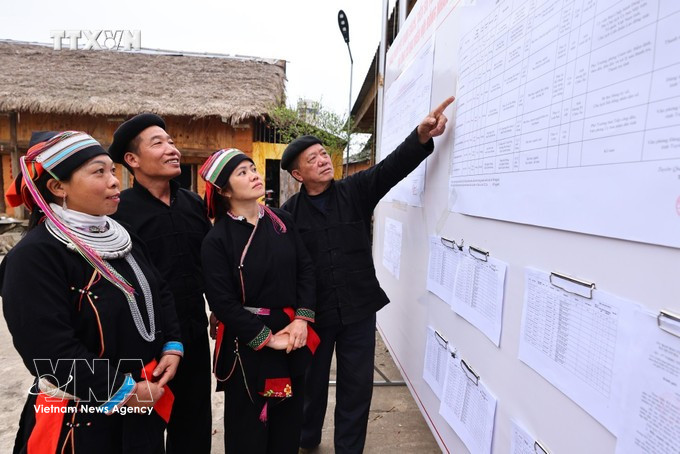 选民可以查看公开张贴的候选人名单。图自越通社