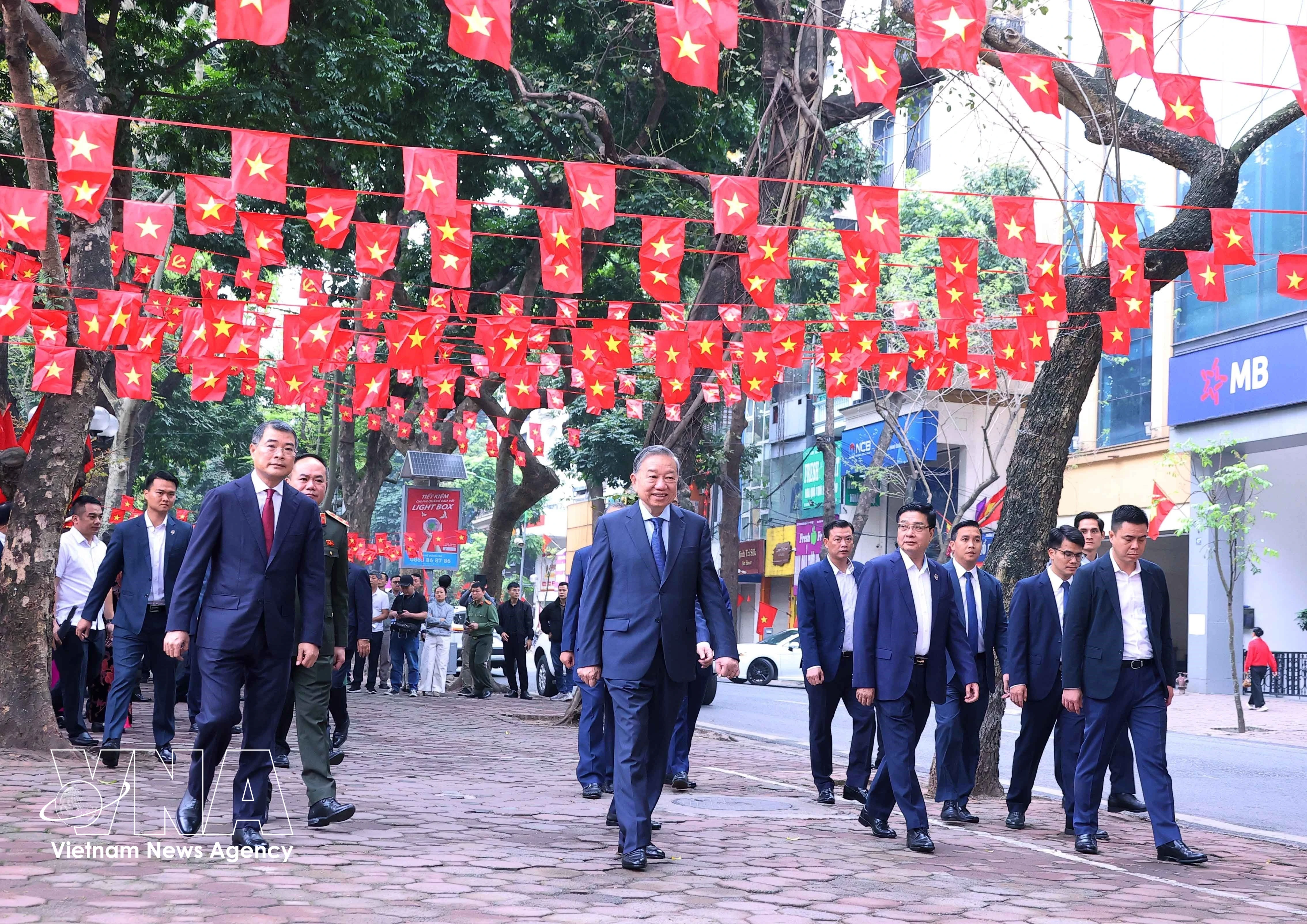 3月15日上午，越共中央总书记苏林前往河内市巴亭坊第2投票区，参加第十六届国会代表和2026—2031年任期各级人民议会代表选举投票。图自越通社
