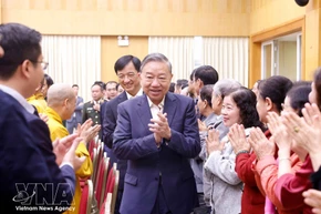 越共中央总书记苏林在河内出席选民见面会。图自越通社