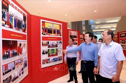 梅文政副总理检查越共政府第一次代表大会图片展筹备工作。图自越通社