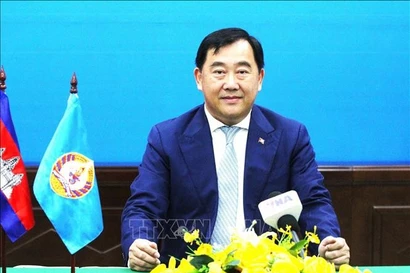 柬埔寨人民党中央外委会第一副主席，国会外交、国际合作、宣传与新闻委员会主席、发言人索斯亚拉接受越通社记者采访。图自越通社