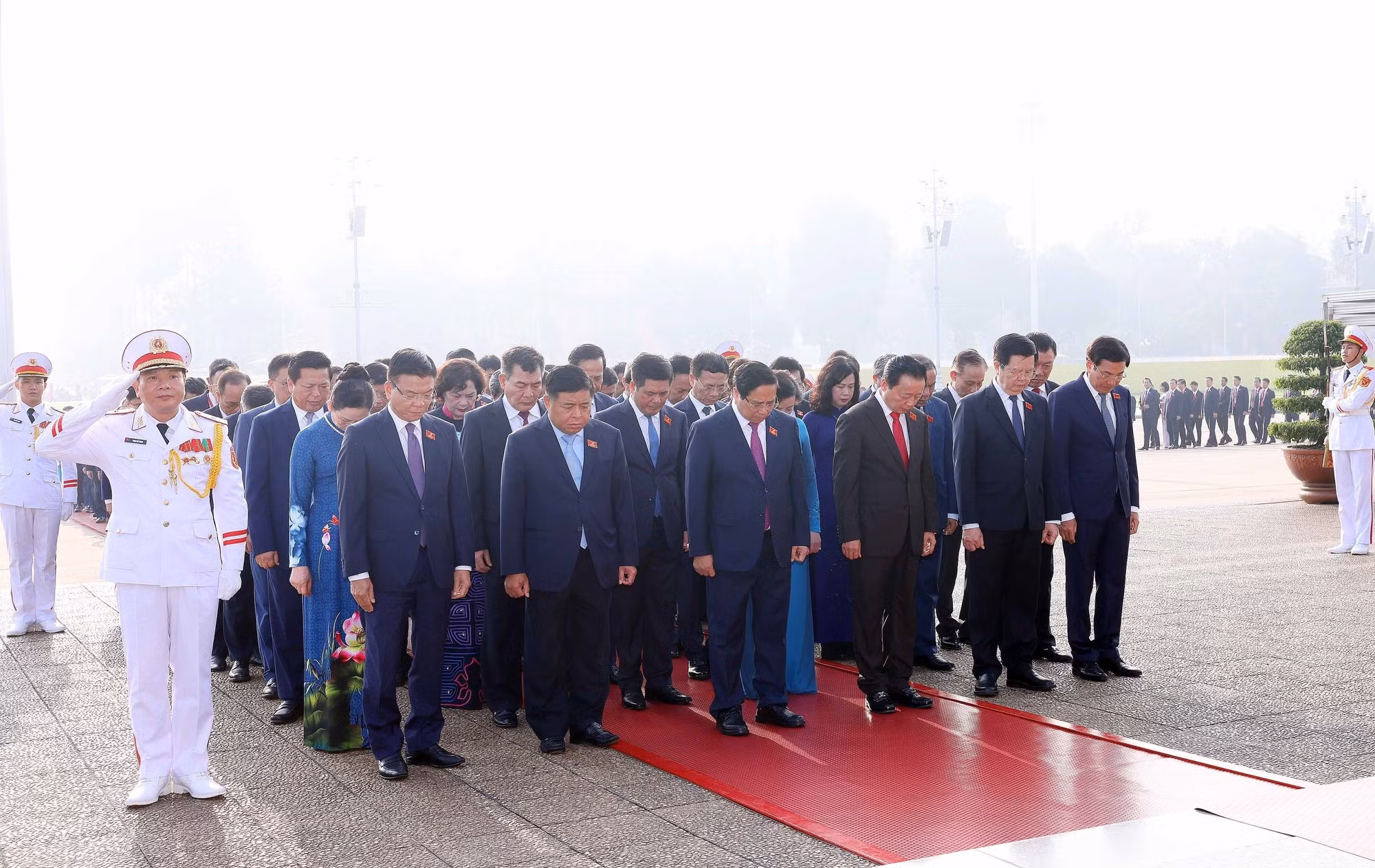 vna-potal-doan-dai-bieu-du-dai-hoi-dang-bo-chinh-phu-vao-lang-vieng-chu-tich-ho-chi-minh-8333476.jpg