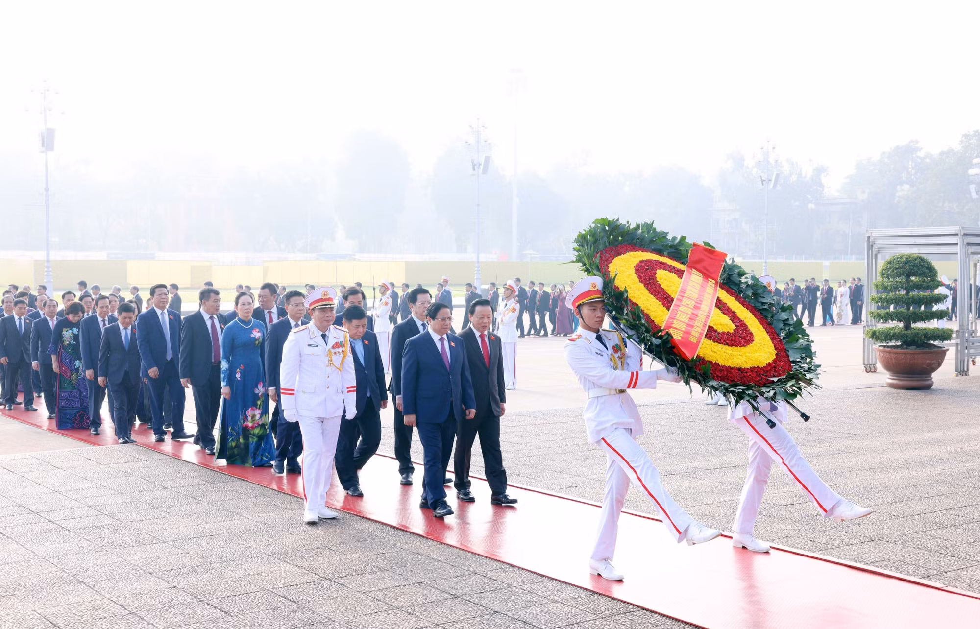 vna-potal-doan-dai-bieu-du-dai-hoi-dang-bo-chinh-phu-vao-lang-vieng-chu-tich-ho-chi-minh-8333475.jpg