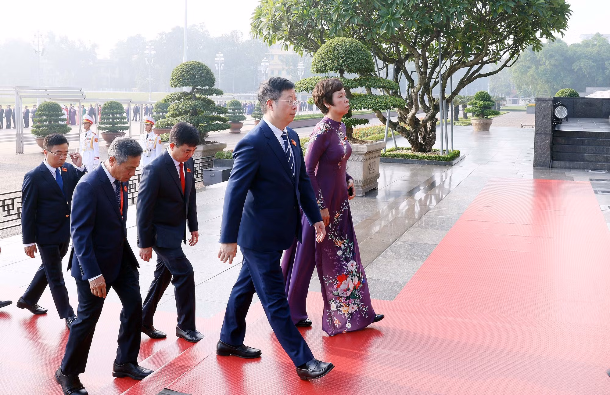vna-potal-doan-dai-bieu-du-dai-hoi-dang-bo-chinh-phu-vao-lang-vieng-chu-tich-ho-chi-minh-8333480.jpg
