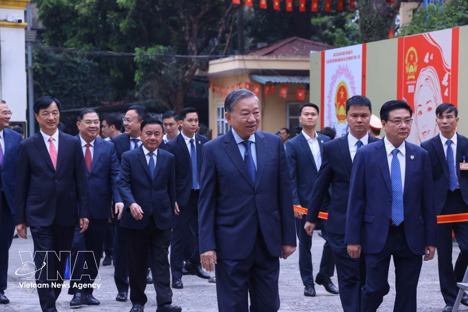 vnanet-tong-bi-thu-to-lam-bo-phieu-bau-cu-tai-phuong-ba-dinh-ha-noi-8641384.jpg