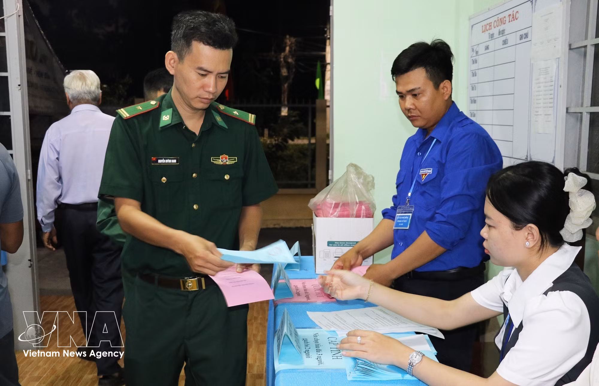 vnanet-bau-cu-quoc-hoi-va-hdnd-bau-cu-som-tai-xa-cu-lao-tan-phu-dong-tinh-dong-thap-8641143.jpg