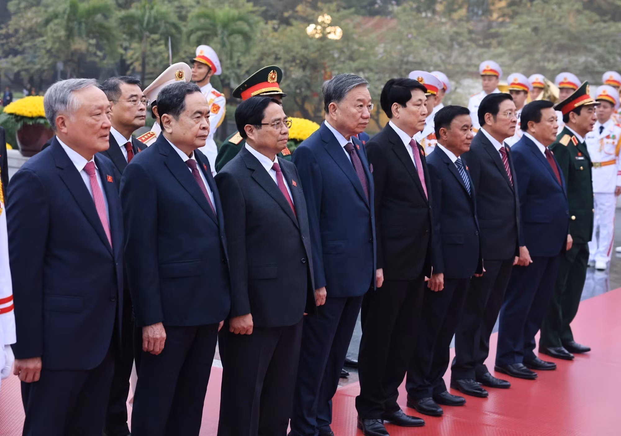 vna-potal-dai-hoi-dang-xiv-lanh-dao-dang-nha-nuoc-dat-vong-hoa-tai-dai-tuong-niem-cac-anh-hung-liet-si-8537576.jpg