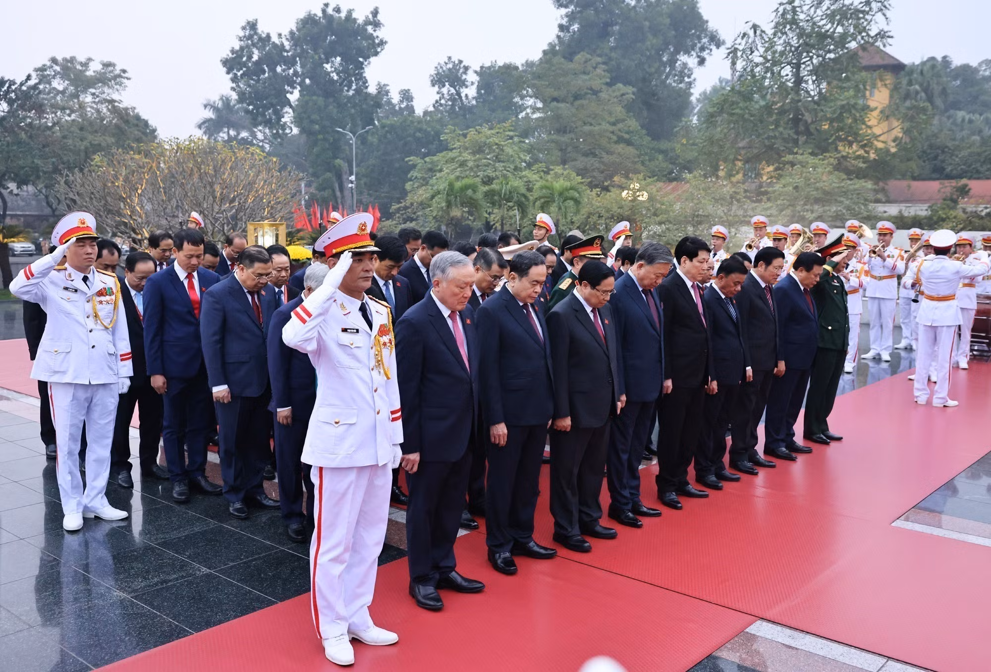 vna-potal-dai-hoi-dang-xiv-lanh-dao-dang-nha-nuoc-dat-vong-hoa-tai-dai-tuong-niem-cac-anh-hung-liet-si-8537574.jpg