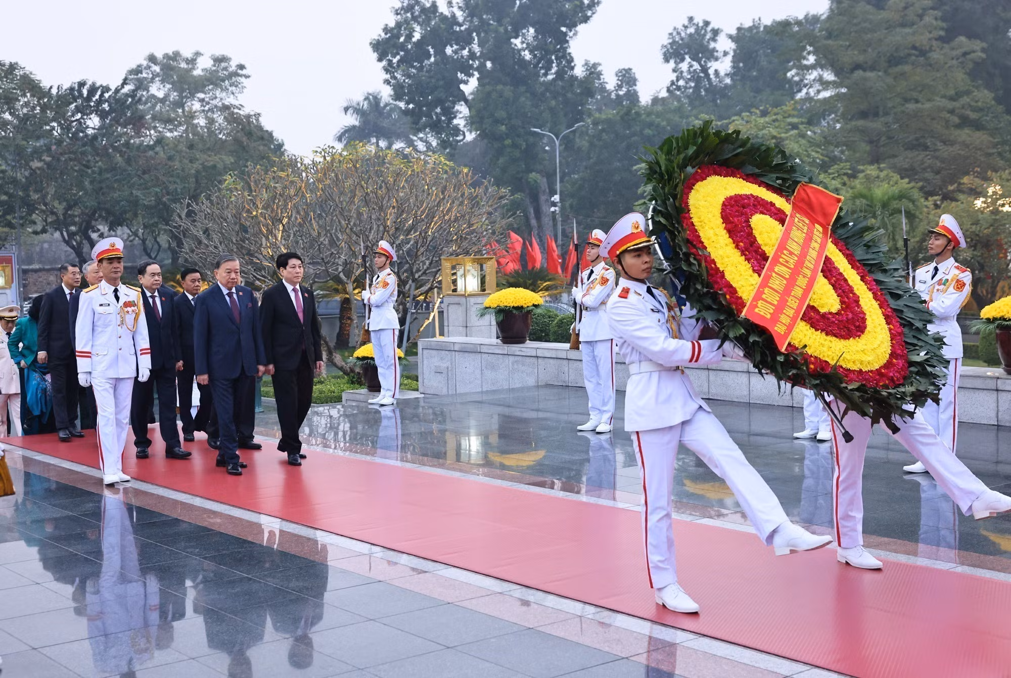 vna-potal-dai-hoi-dang-xiv-lanh-dao-dang-nha-nuoc-dat-vong-hoa-tai-dai-tuong-niem-cac-anh-hung-liet-si-8537573.jpg