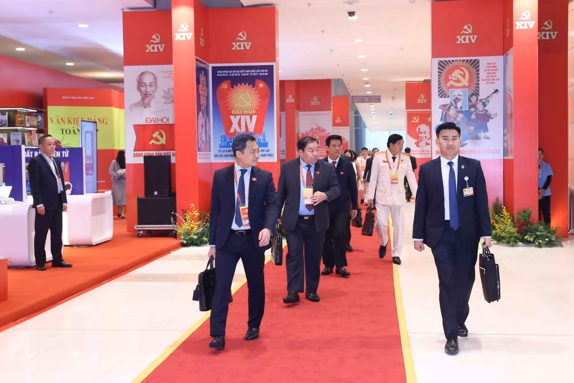 vna-potal-cac-dai-bieu-du-phien-hop-tru-bi-dai-hoi-dang-toan-quoc-lan-thu-xiv-8537717.jpg
