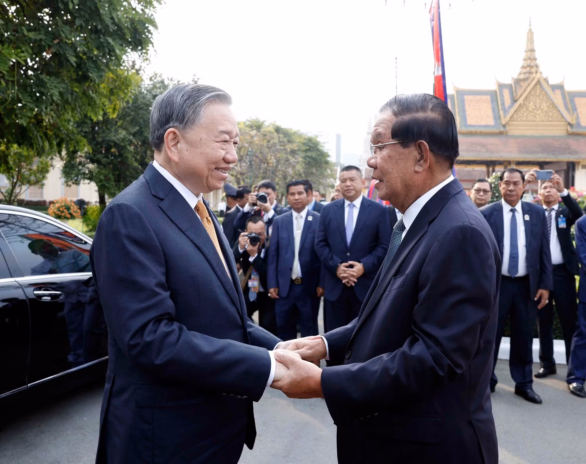 vna-potal-le-don-trong-the-tong-bi-thu-to-lam-tham-cap-nha-nuoc-toi-vuong-quoc-campuchia-8576443.jpg