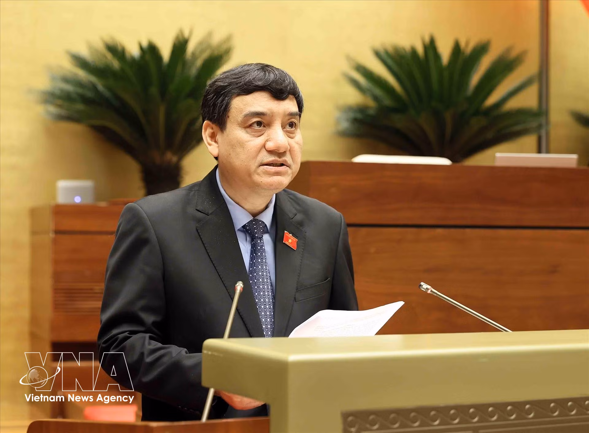 vnanet-potal-quoc-hoi-nghe-trinh-bay-to-trinh-bao-cao-tham-tra-mot-so-du-thao-nghi-quyet-871326120-10-18-56.jpg