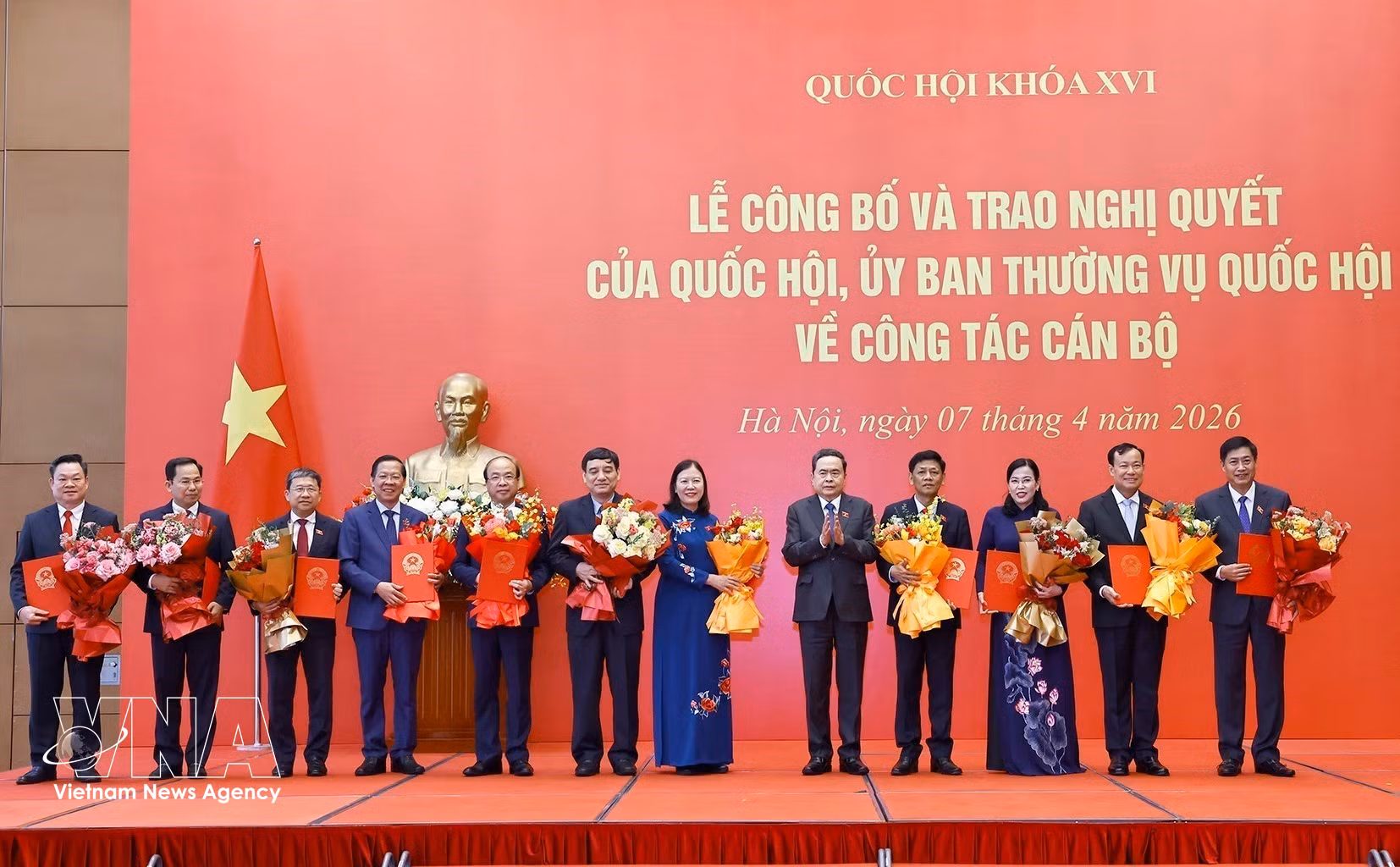 vnanet-potal-chu-tich-quoc-hoi-du-le-cong-bo-trao-nghi-quyet-cua-quoc-hoi-uy-ban-thuong-vu-quoc-hoi-8686616.jpg