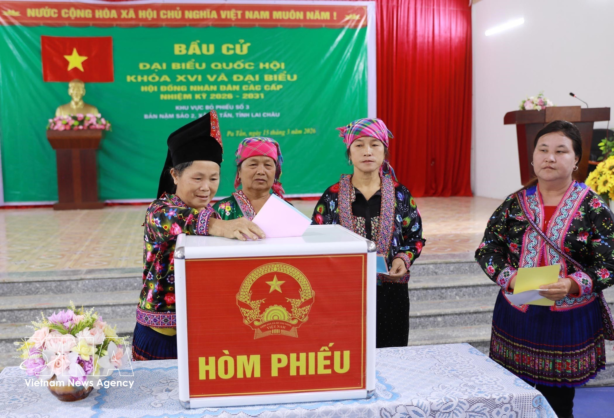 vnanet-potal-dong-bao-cac-dan-toc-xa-bien-gioi-pa-tan-lai-chau-vui-ngay-hoi-non-song-8642463.jpg