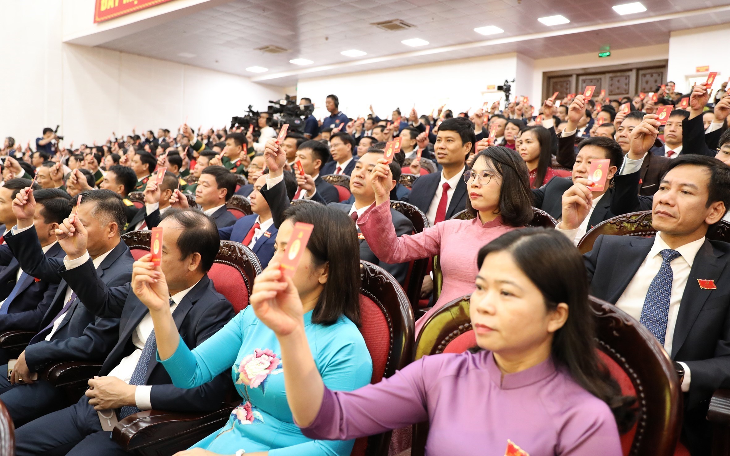 代表们表决通过大会决议草案。图自越通社