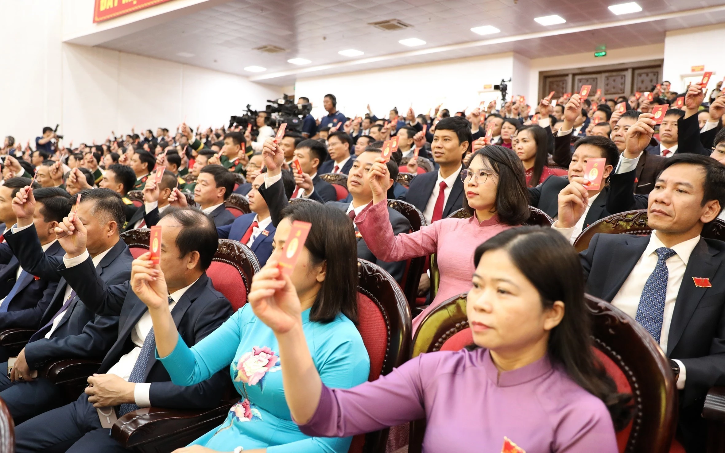 代表们表决通过大会决议草案。图自越通社