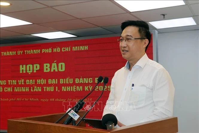 胡志明市党委副书记邓明聪在会议上发表讲话。图自越通社