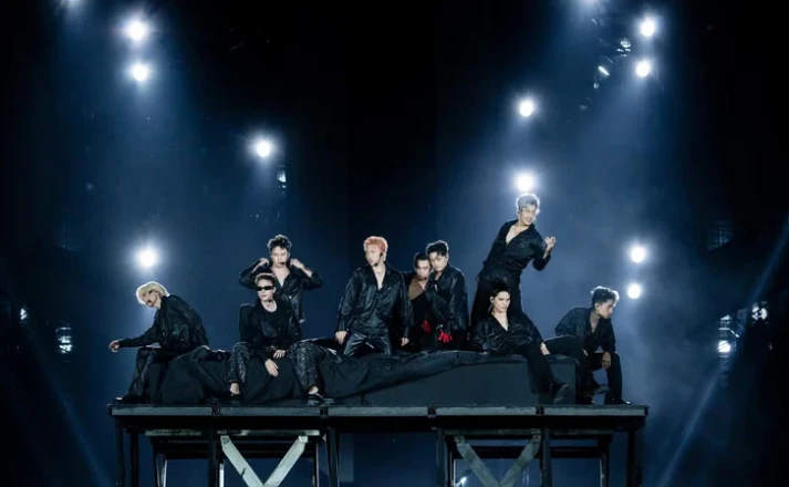 《披荆斩棘的哥哥》（越南语名：Anh trai vượt ngàn chông gai）的节目表演。图自tuoitre.vn