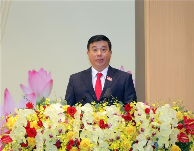 越共中央委员、2025—2030年任期林同省省委书记依·清河·尼埃·克(Y Thanh Hà Niê Kđăm)在大会闭幕式上发表讲话。图自越通社