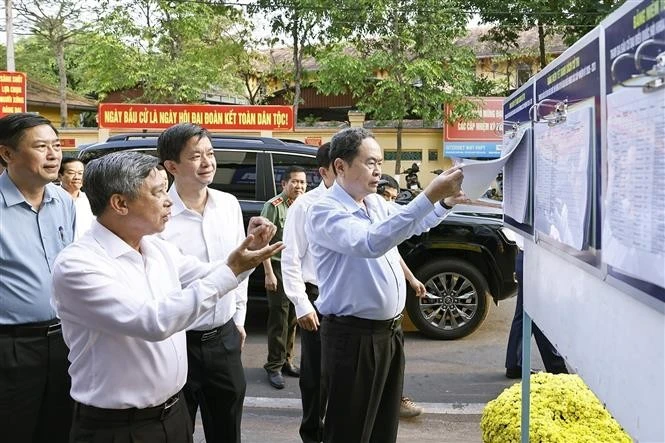 陈青敏在芹苴市宁桥坊检查国会代表及各级人民议会代表选举前期准备工作。图自越通社