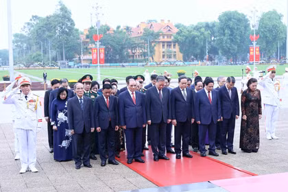 党和国家领导人拜谒胡志明主席陵