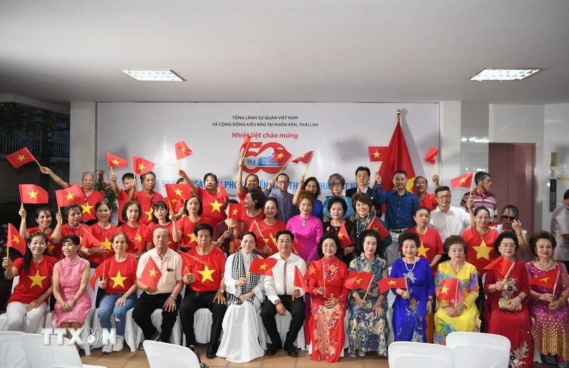 资料图：旅居泰国东北地区越南侨胞参加国家统一50周年纪念活动。图自越通社