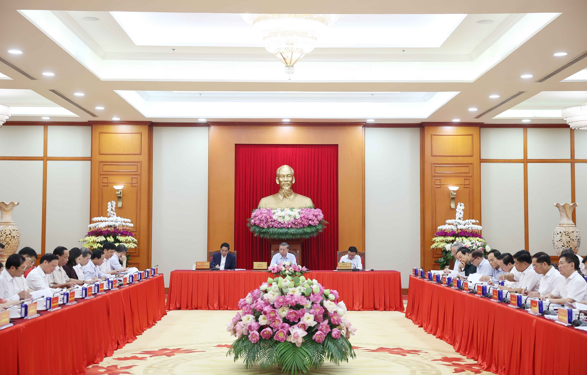 会议现场。图自越通社 vna-potal-tong-bi-thu-to-lam-chu-tri-buoi-lam-viec-ve-du-thao-cac-van-kien-dai-hoi-xiv-cua-dang-115746399-8180185.jpg