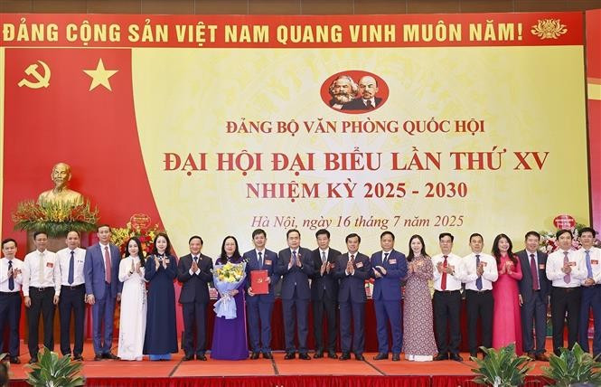 越南国会主席陈青敏出席国会办公厅机关党委第十五次代表大会。图自越通社 vna-potal-chu-tich-quoc-hoi-du-dai-hoi-dai-bieu-dang-bo-van-phong-quoc-hoi-lan-thu-15-8152646.jpg