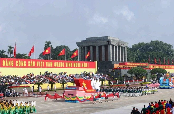 纪念八月革命胜利暨越南社会主义共和国国庆80周年庆典的海外越南人方阵。图自越通社