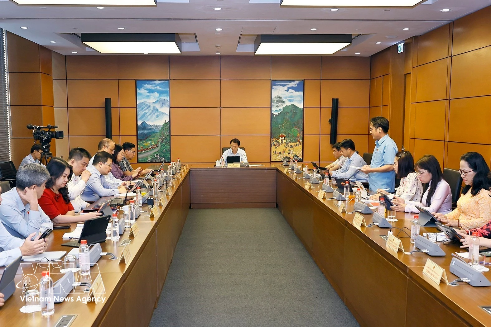 莱州省和安江省代表团分组讨论。图自越通社