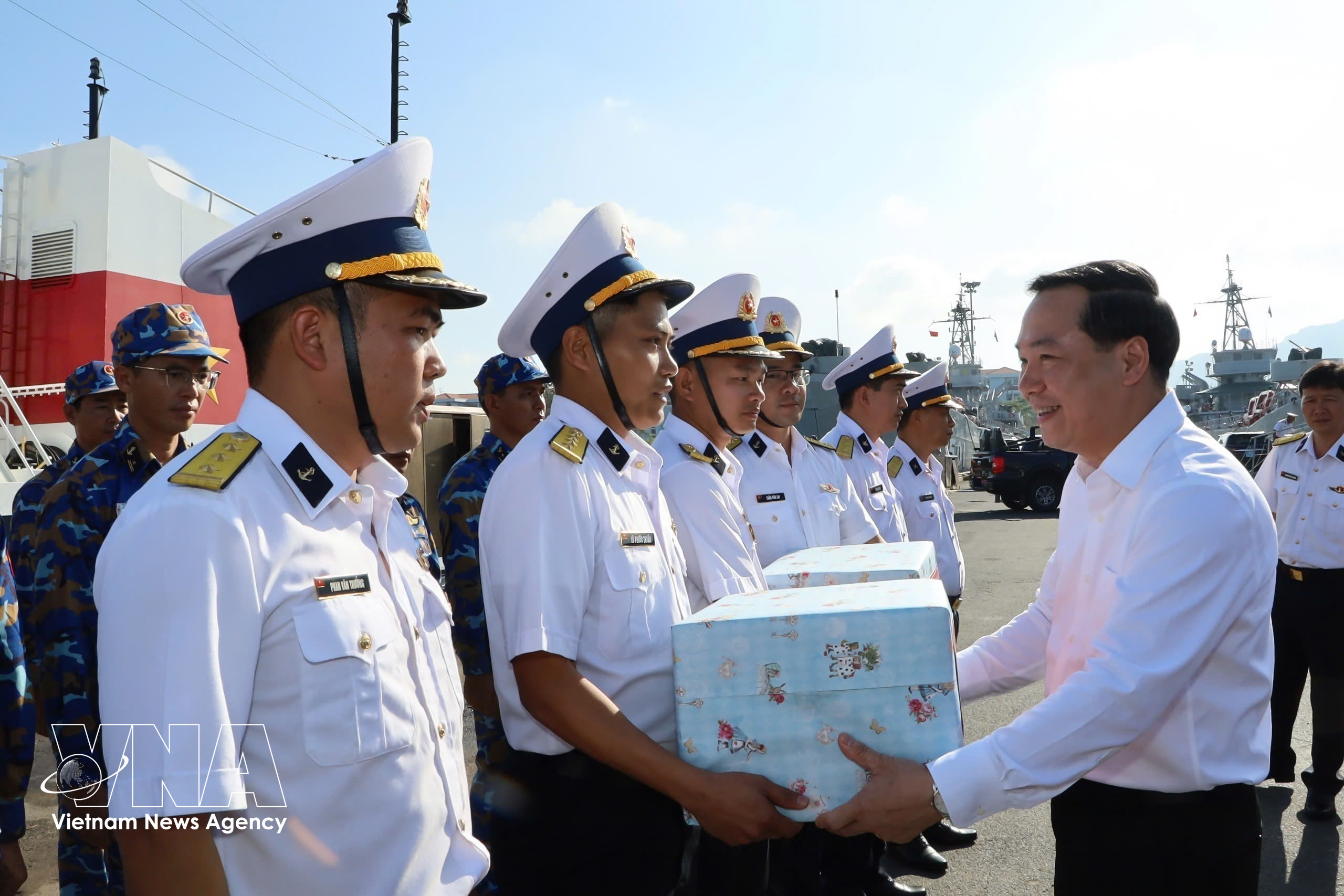 长沙特区人民委员会主席范清廉向赴各岛执行选举任务的海军力量移交投票箱、选民证、选票及相关资料。图自越通社