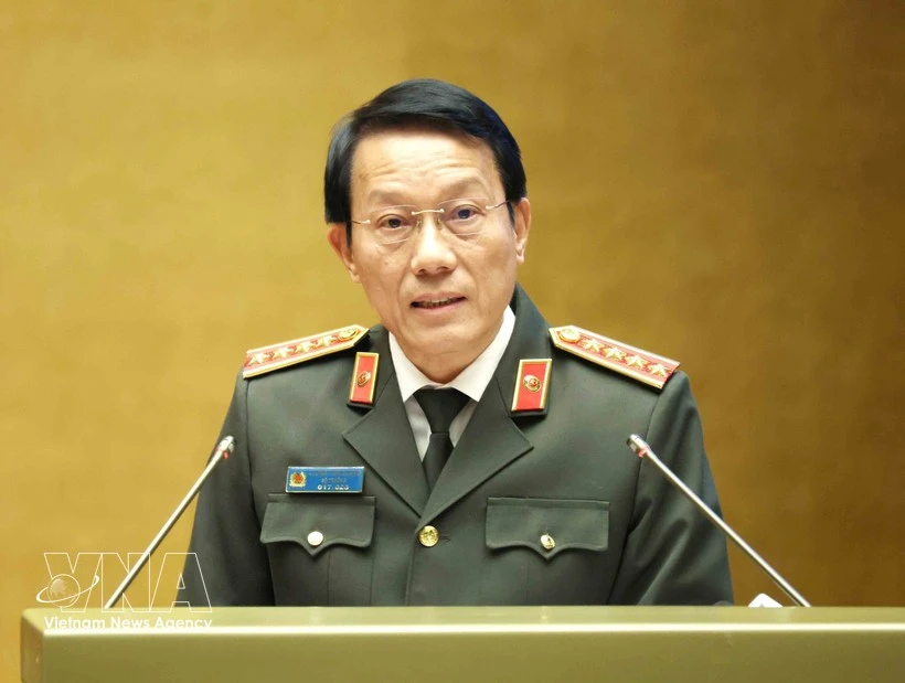 越共中央政治局委员、公安部部长梁三光大将在会上作专题报告。图自越通社