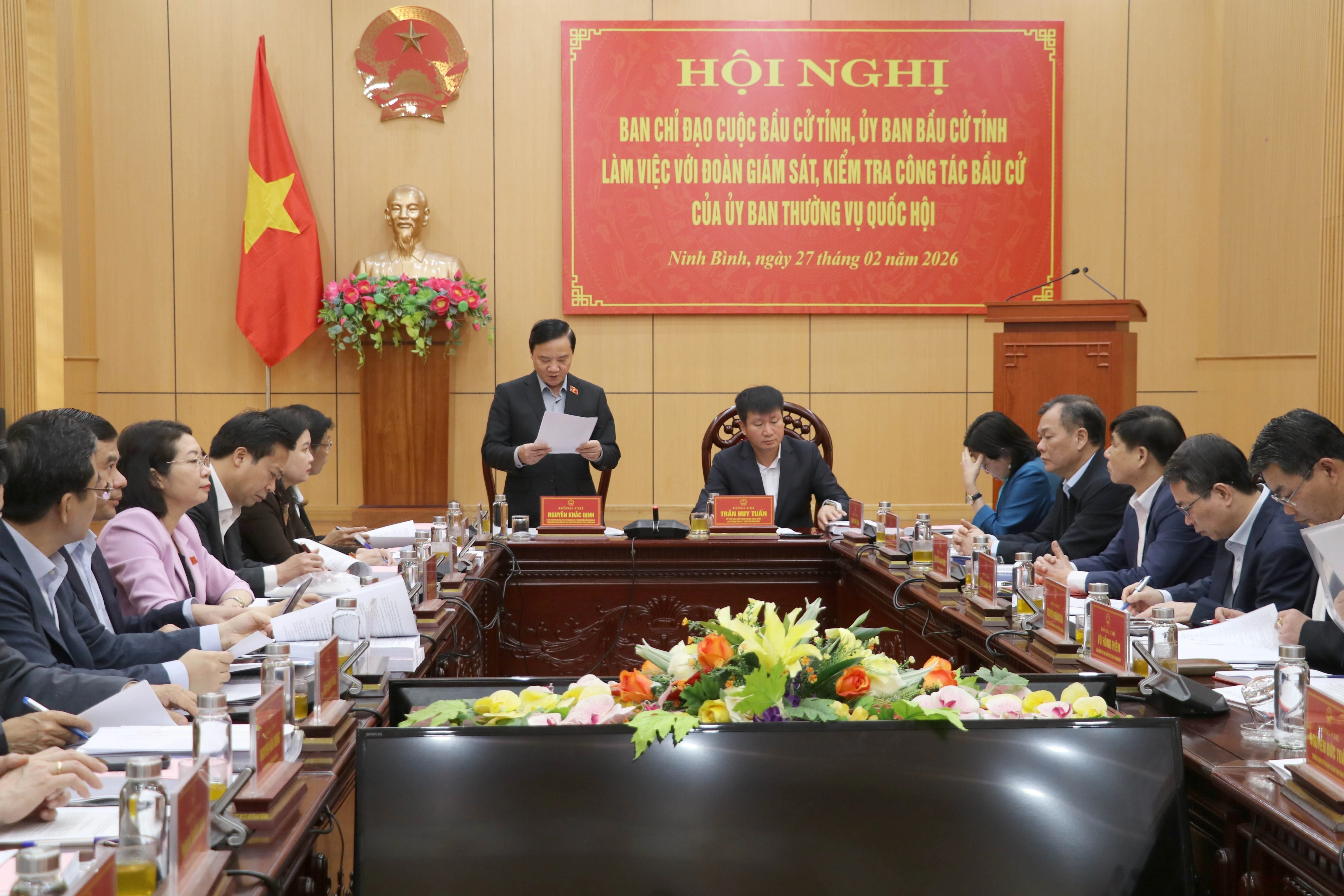 国会副主席阮克定率领的国会常务委员会和国家选举委员会监督检查团就第十六届国会代表和2026-2031年任期各级人民议会代表选举准备工作与宁平省选举委员会举行工作会议。图自越通社
