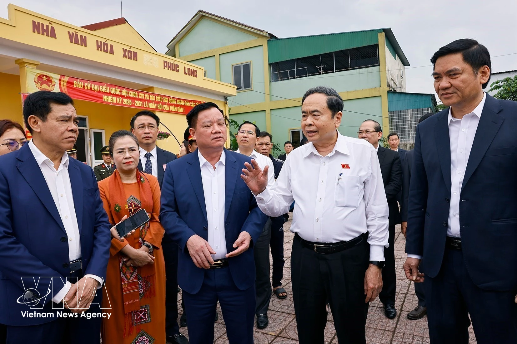 国会主席陈青敏视察乂安省兴源乡的选举筹备工作。图自越通社