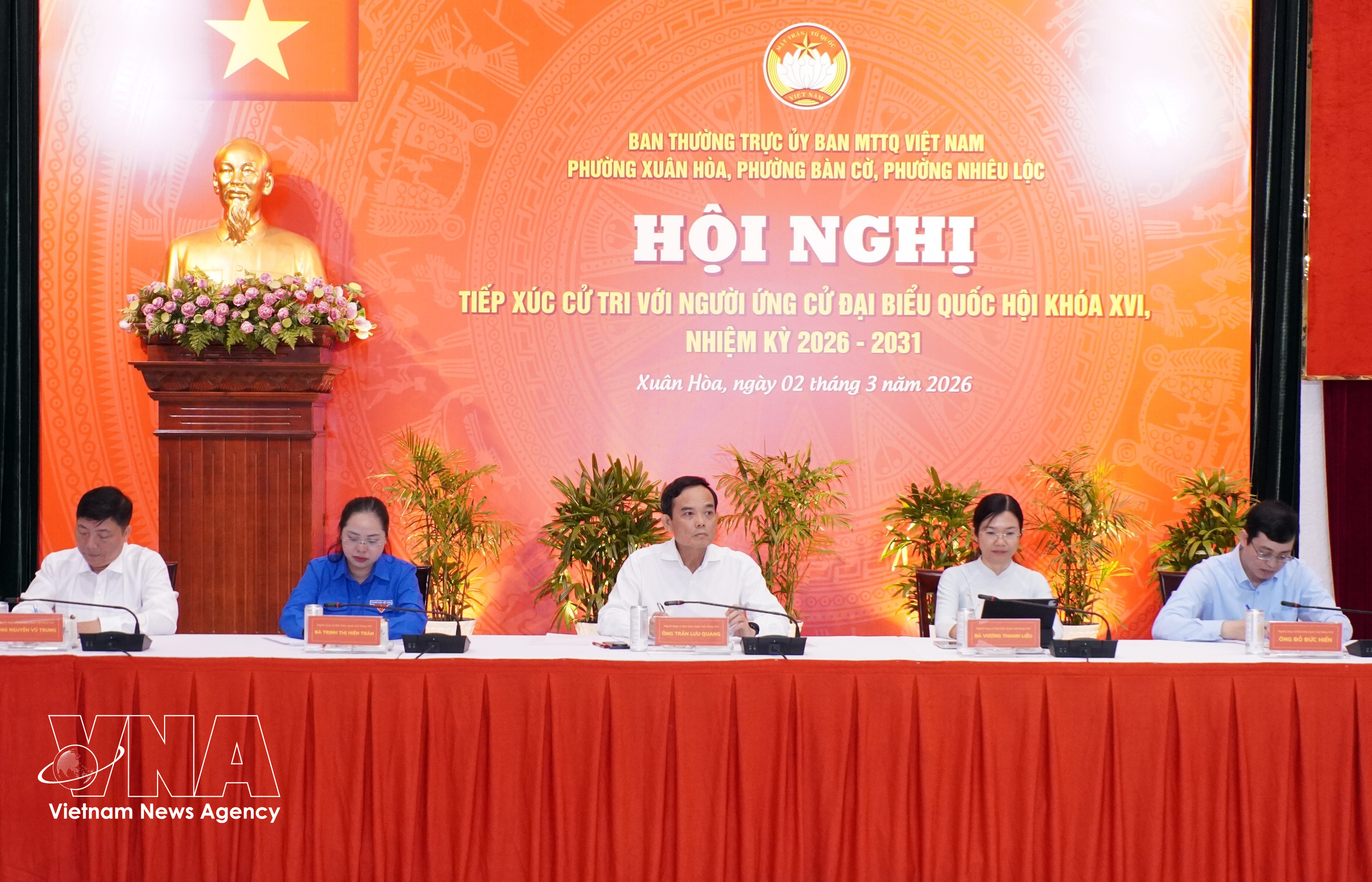 越南祖国阵线委员会胡志明市春和坊、棋盘坊及饶禄坊常务委员会联合举行第十六届国会代表候选人与第六选区选民的接触会议。图自越通社