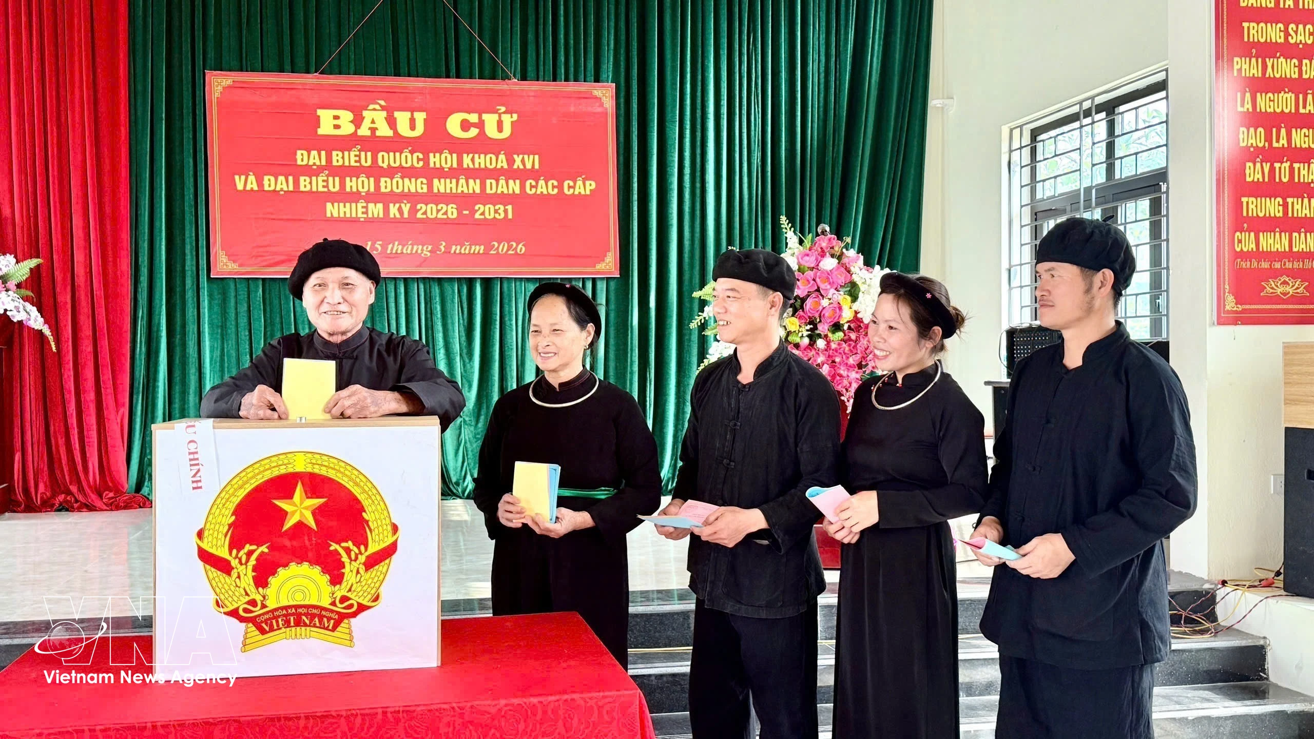 北江省安乐乡那奥村（Nà Ó）岱族同胞兴高采烈地参加投票。图自越通社