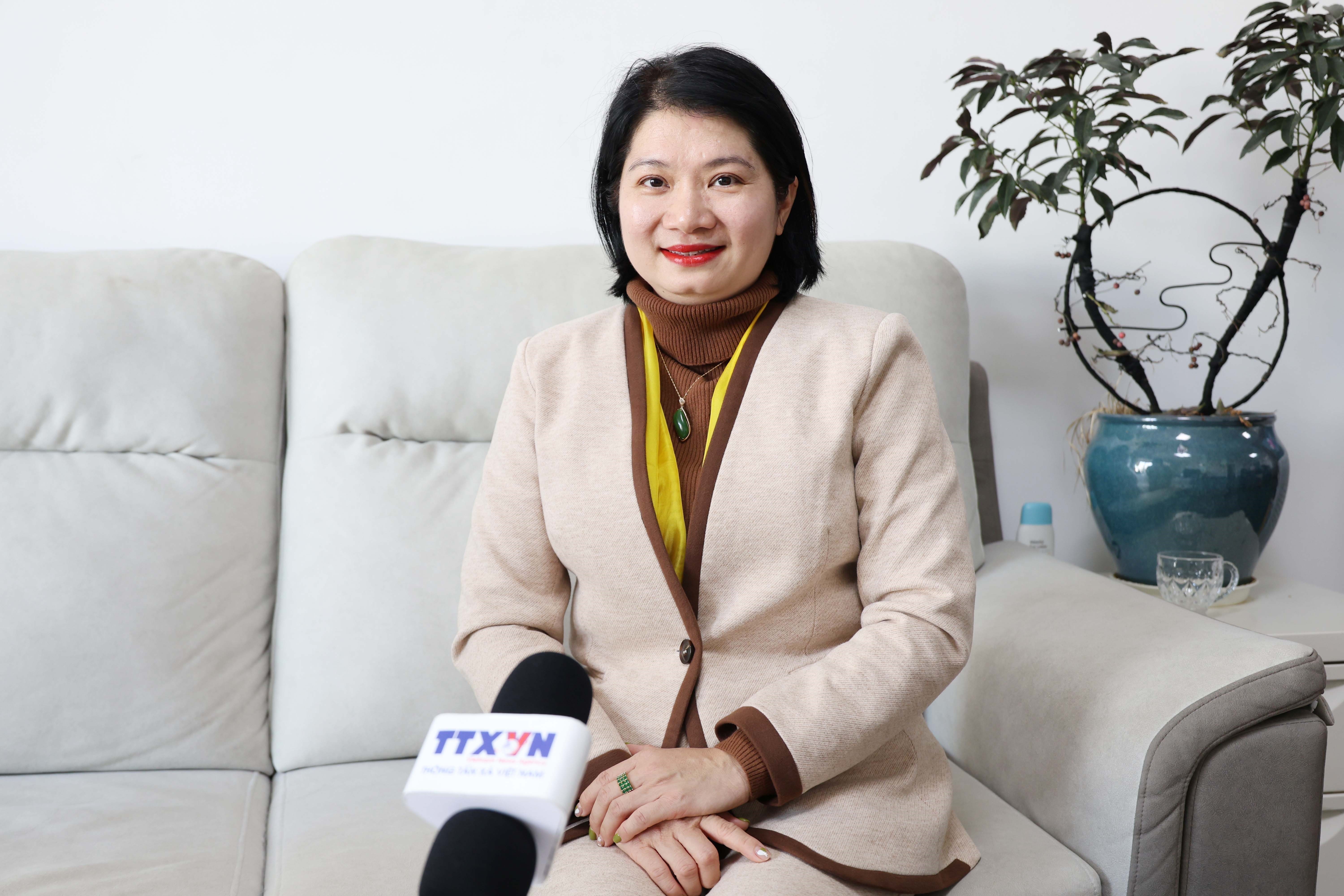 广东越粤商旅服务有限公司总经理范氏清鸾接受越通社记者采访。图自越通社